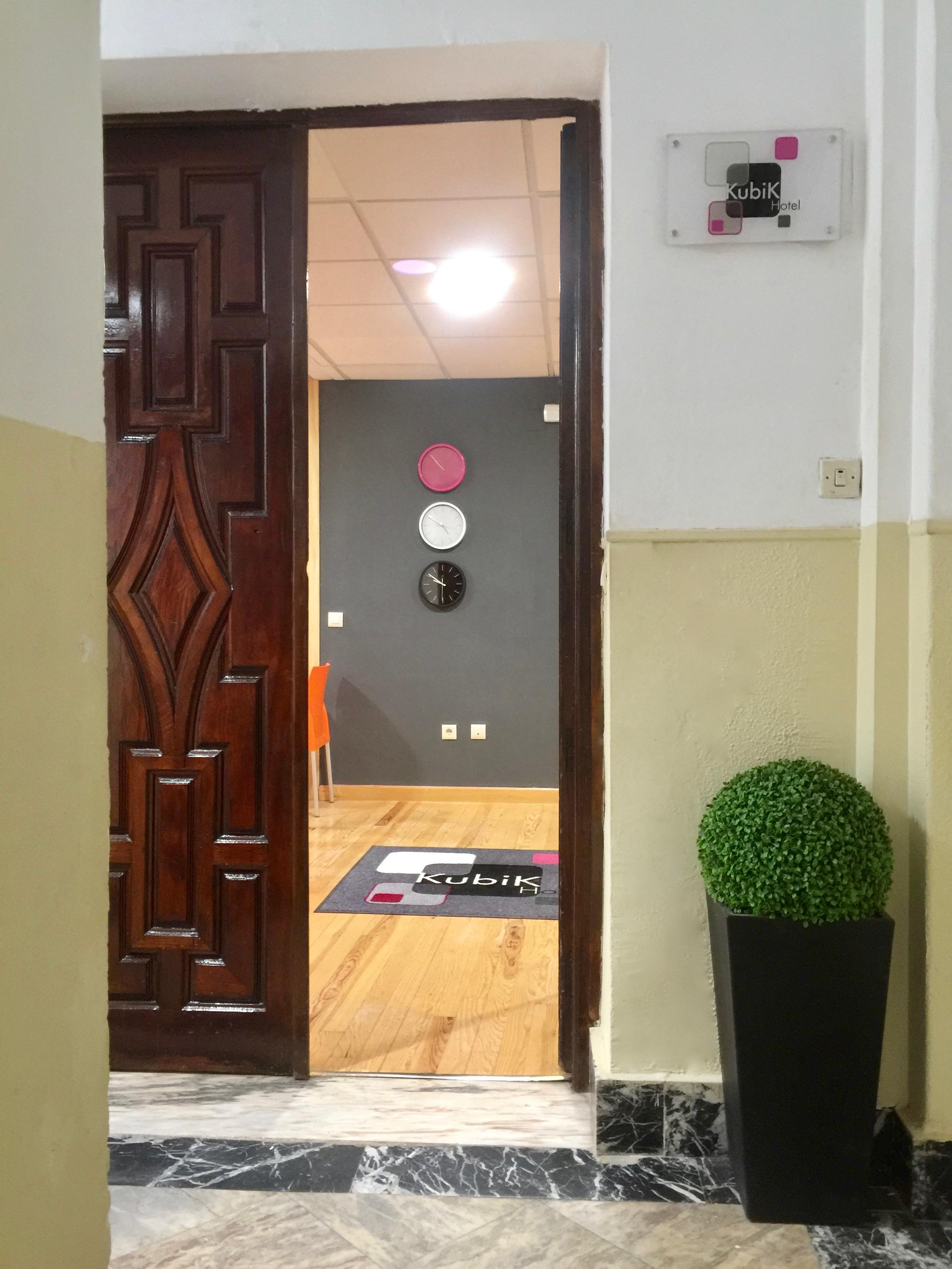 Kubik Hotel Caces Esterno foto